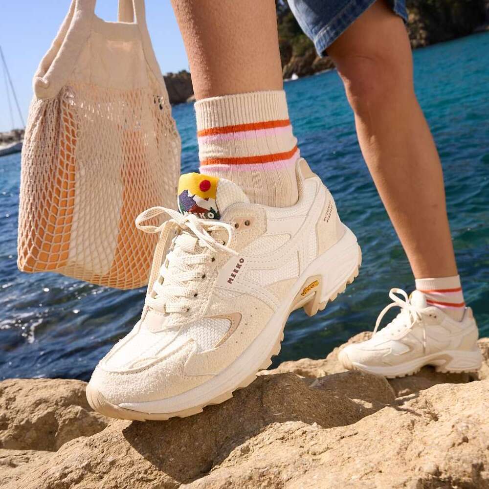 Sneakers gorpcore épuré : le look fonctionnel maîtrisé