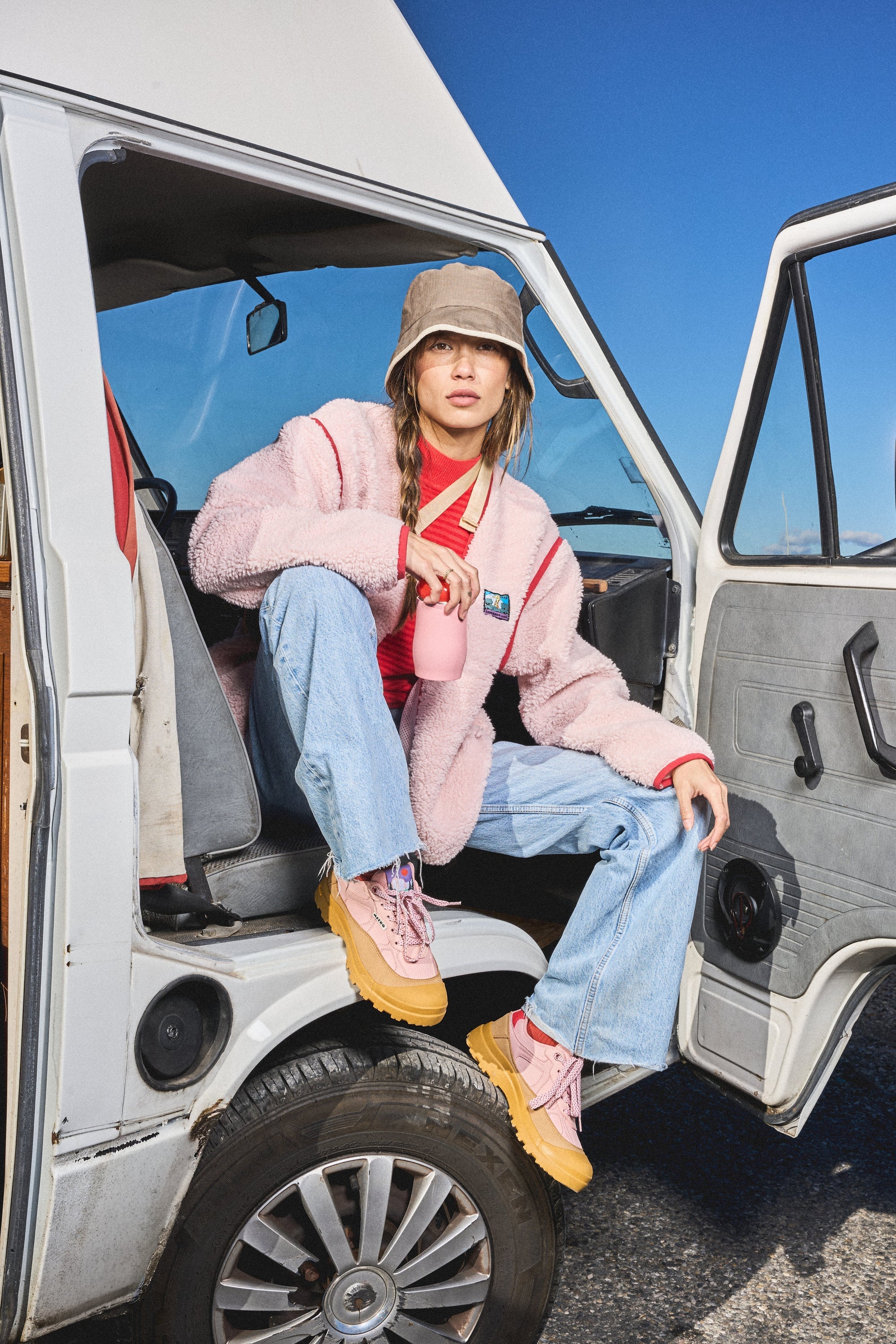 Baskets femme polyvalentes NANUK de MEEKO portées en ville, sneakers vegan techniques et durables