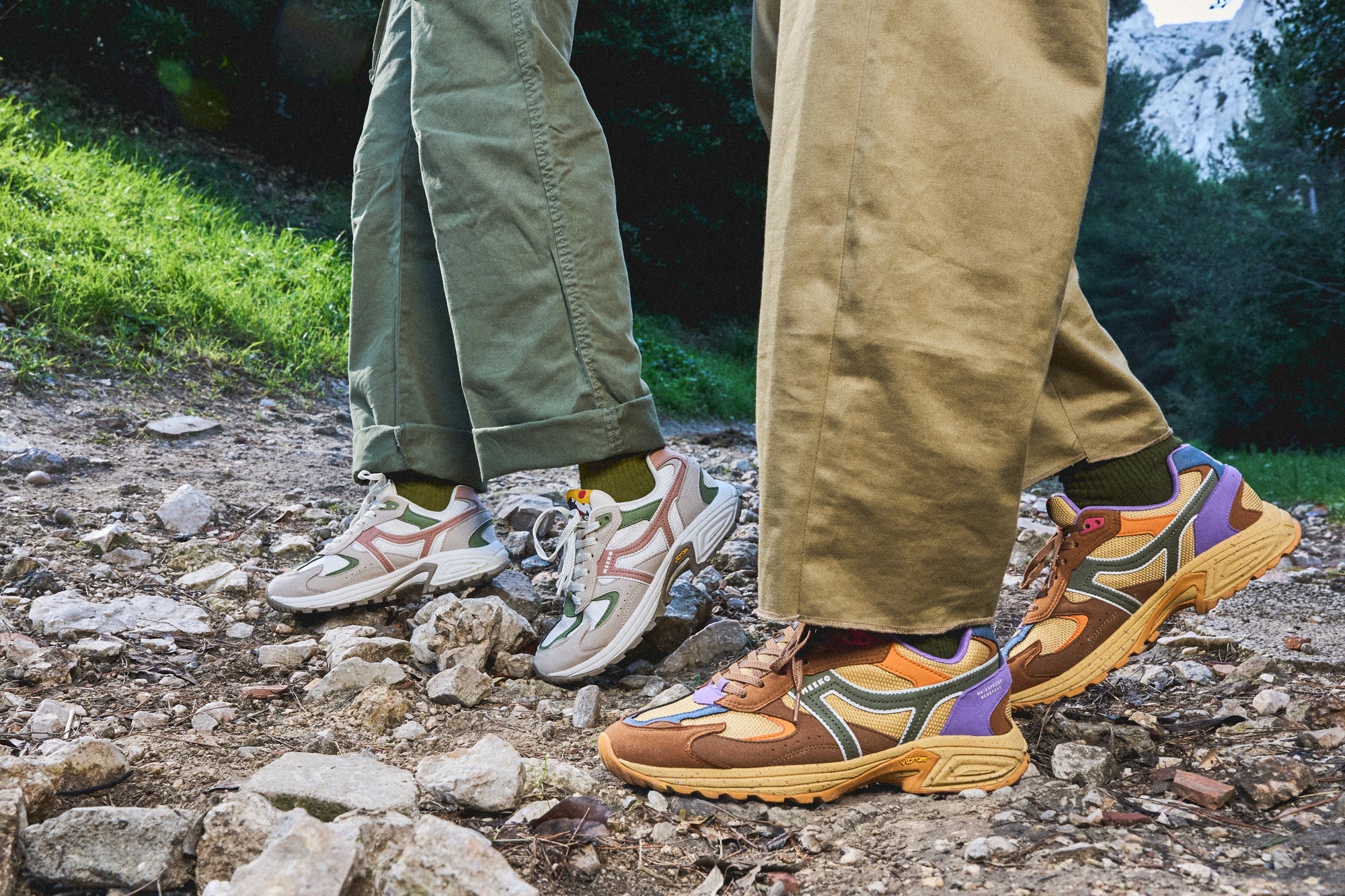 Micro-aventure en pleine nature avec les baskets vegan polyvalentes CAPRA de MEEKO, idéales pour un week-end aventure près de chez soi