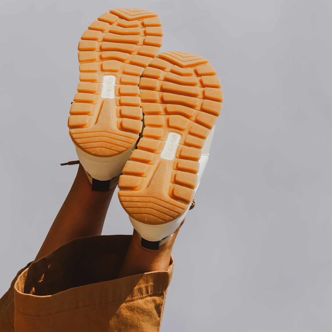 COCO PONGO CORDURA® - Safari Outdoor-Sneaker, langlebig und verantwortungsbewusst, in Beige, Braun und Weiß, mit technischen Schnürsenkeln und weißen und braunen Sohlen