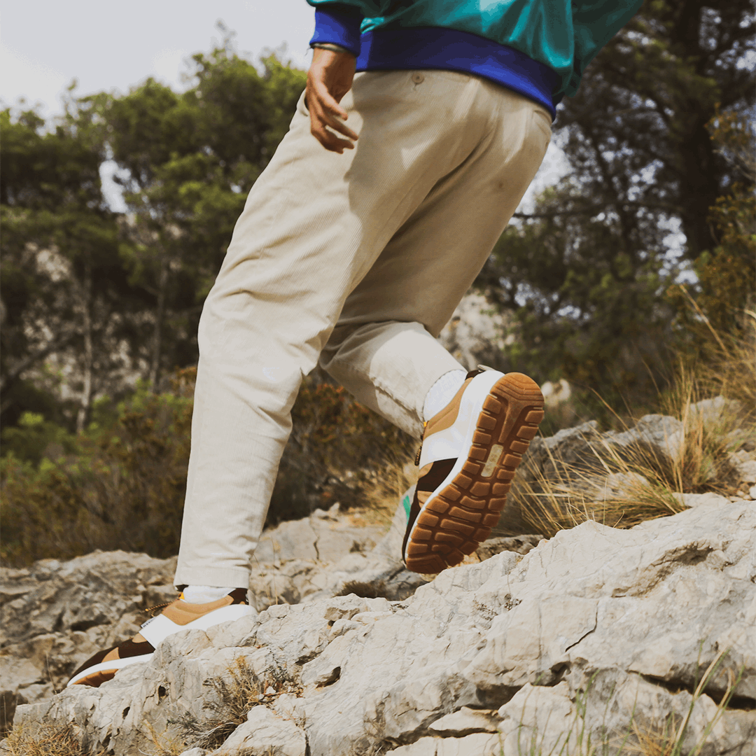 COCO PONGO CORDURA® - Safari Outdoor-Sneaker, langlebig und verantwortungsbewusst, in Beige, Braun und Weiß, mit technischen Schnürsenkeln und weißen und braunen Sohlen
