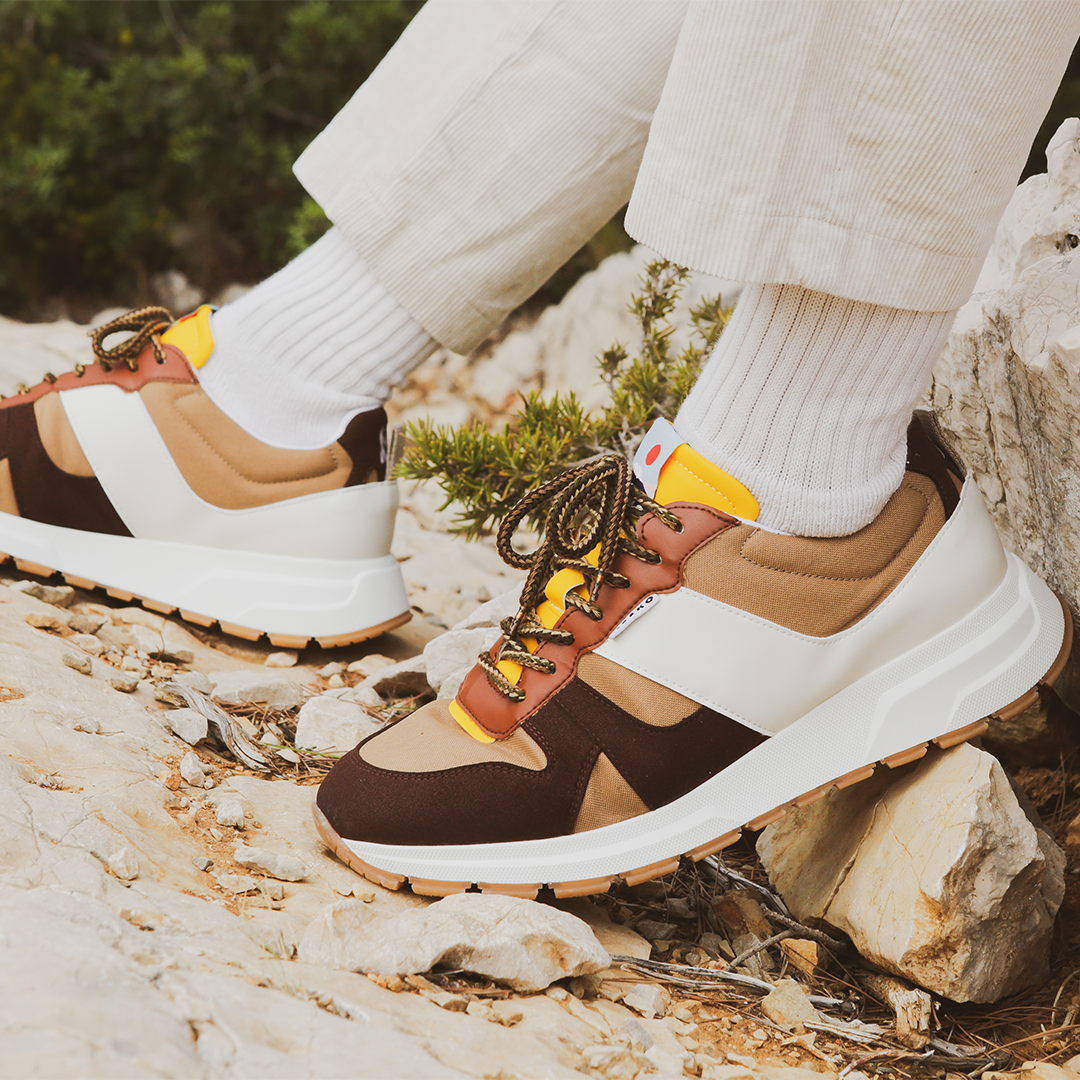 COCO PONGO CORDURA® - Safari Outdoor-Sneaker, langlebig und verantwortungsbewusst, in Beige, Braun und Weiß, mit technischen Schnürsenkeln und weißen und braunen Sohlen