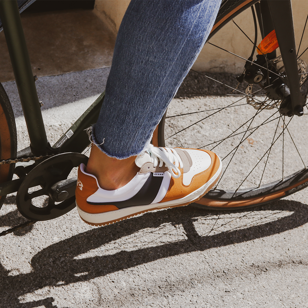 KIBOKO CORDURA® - AMBER - Urbane Sneaker, langlebig und verantwortungsbewusst, in Schwarz, Beige, Orange und Weiß, mit weißen Schnürsenkeln und brauner Sohle