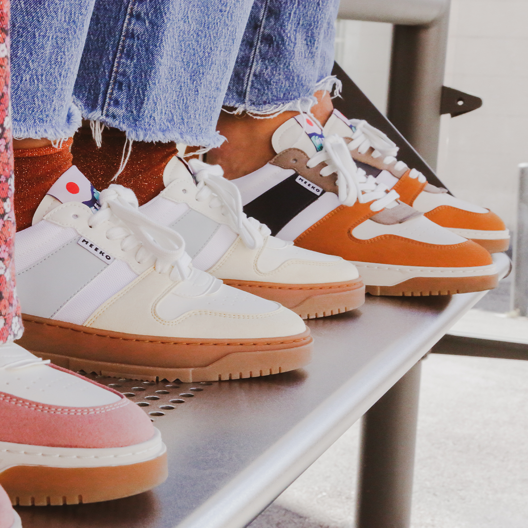 KIBOKO CORDURA® - AMBER - Urbane Sneaker, langlebig und verantwortungsbewusst, in Schwarz, Beige, Orange und Weiß, mit weißen Schnürsenkeln und brauner Sohle