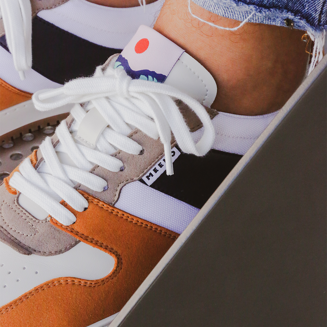 KIBOKO CORDURA® - AMBER - Urbane Sneaker, langlebig und verantwortungsbewusst, in Schwarz, Beige, Orange und Weiß, mit weißen Schnürsenkeln und brauner Sohle