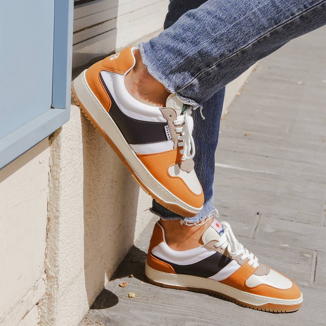 KIBOKO CORDURA® - AMBER - Urbane Sneaker, langlebig und verantwortungsbewusst, in Schwarz, Beige, Orange und Weiß, mit weißen Schnürsenkeln und brauner Sohle