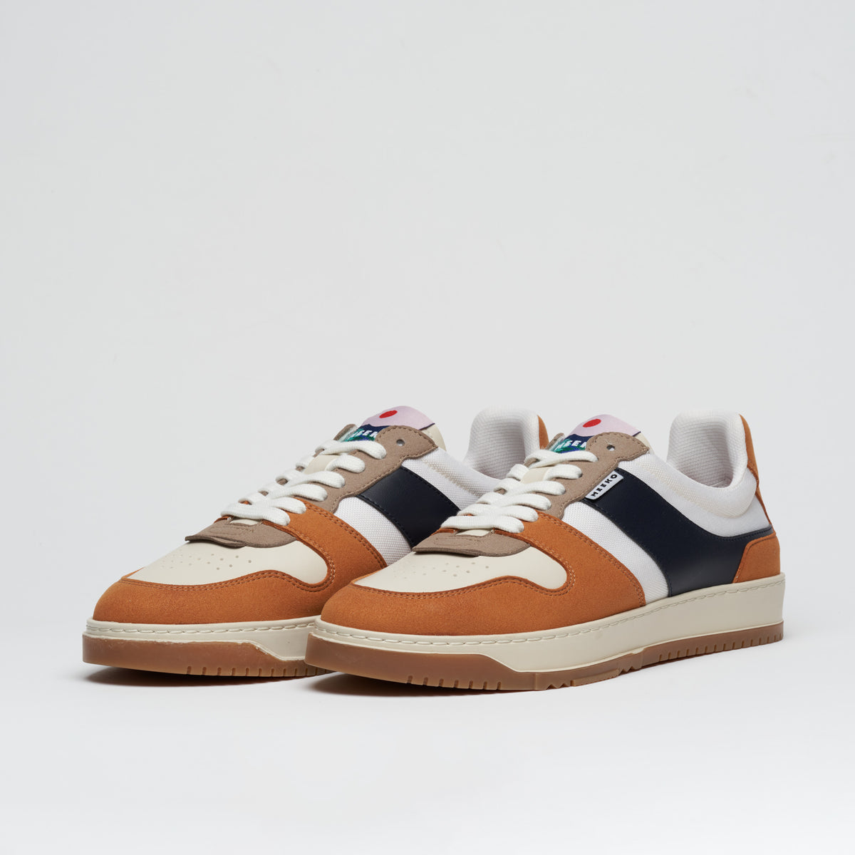 KIBOKO CORDURA® - AMBER - Urbane Sneaker, langlebig und verantwortungsbewusst, in Schwarz, Beige, Orange und Weiß, mit weißen Schnürsenkeln und brauner Sohle