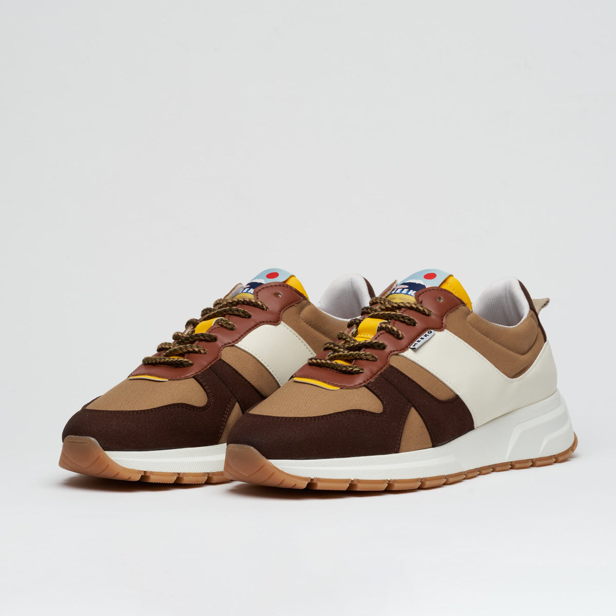 COCO PONGO CORDURA® - Safari Outdoor-Sneaker, langlebig und verantwortungsbewusst, in Beige, Braun und Weiß, mit technischen Schnürsenkeln und weißen und braunen Sohlen