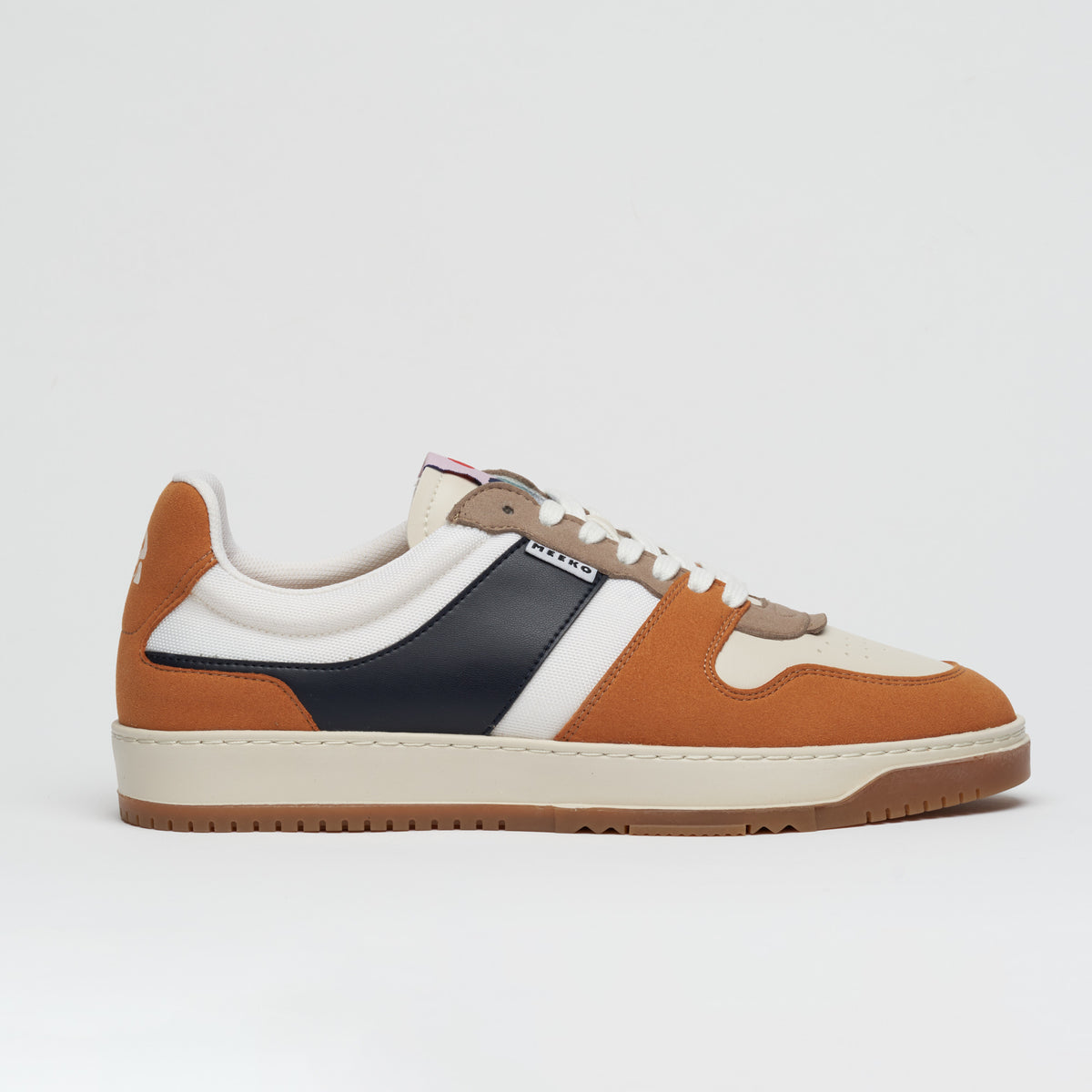 KIBOKO CORDURA® - AMBER - Urbane Sneaker, langlebig und verantwortungsbewusst, in Schwarz, Beige, Orange und Weiß, mit weißen Schnürsenkeln und brauner Sohle
