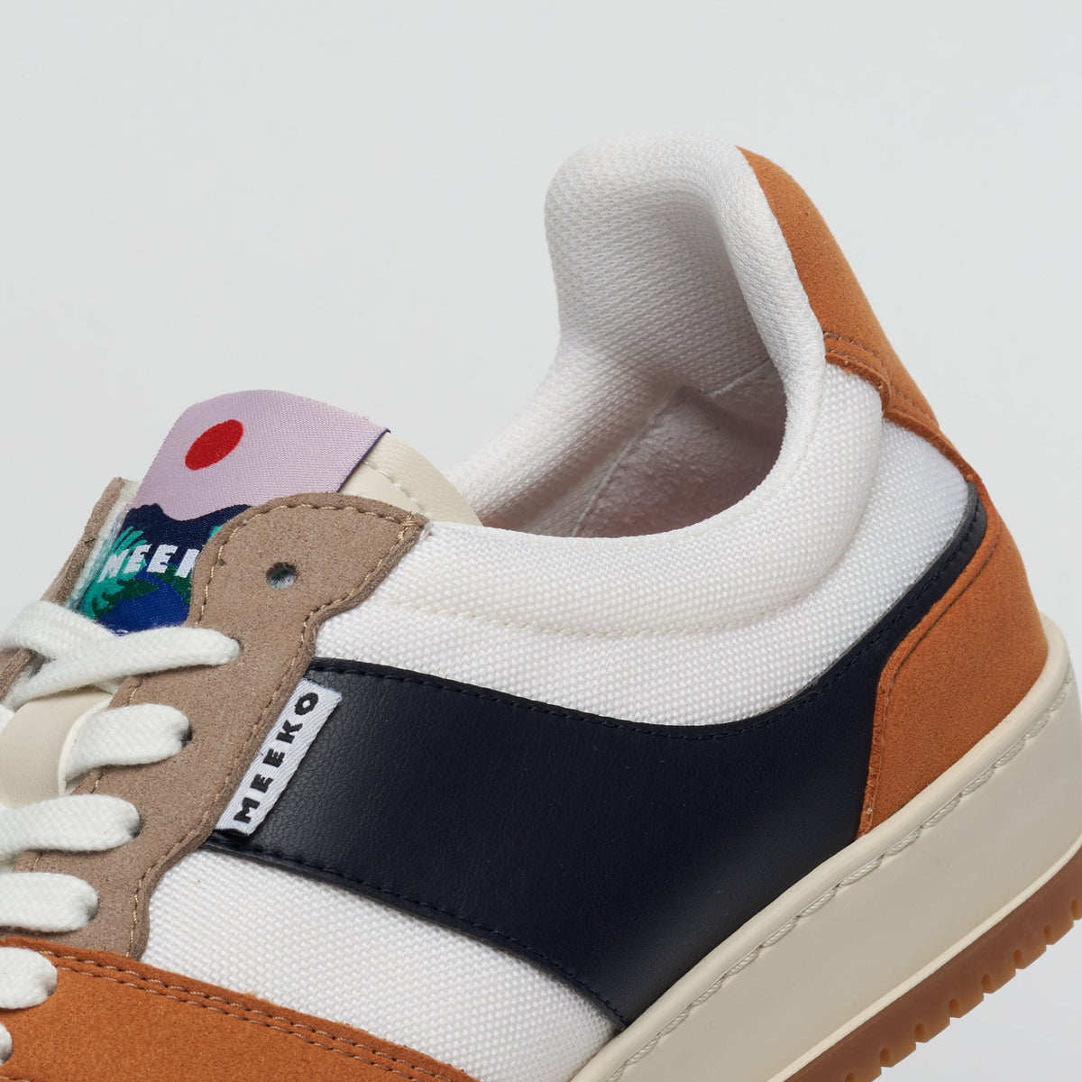 KIBOKO CORDURA® - AMBER - Urbane Sneaker, langlebig und verantwortungsbewusst, in Schwarz, Beige, Orange und Weiß, mit weißen Schnürsenkeln und brauner Sohle