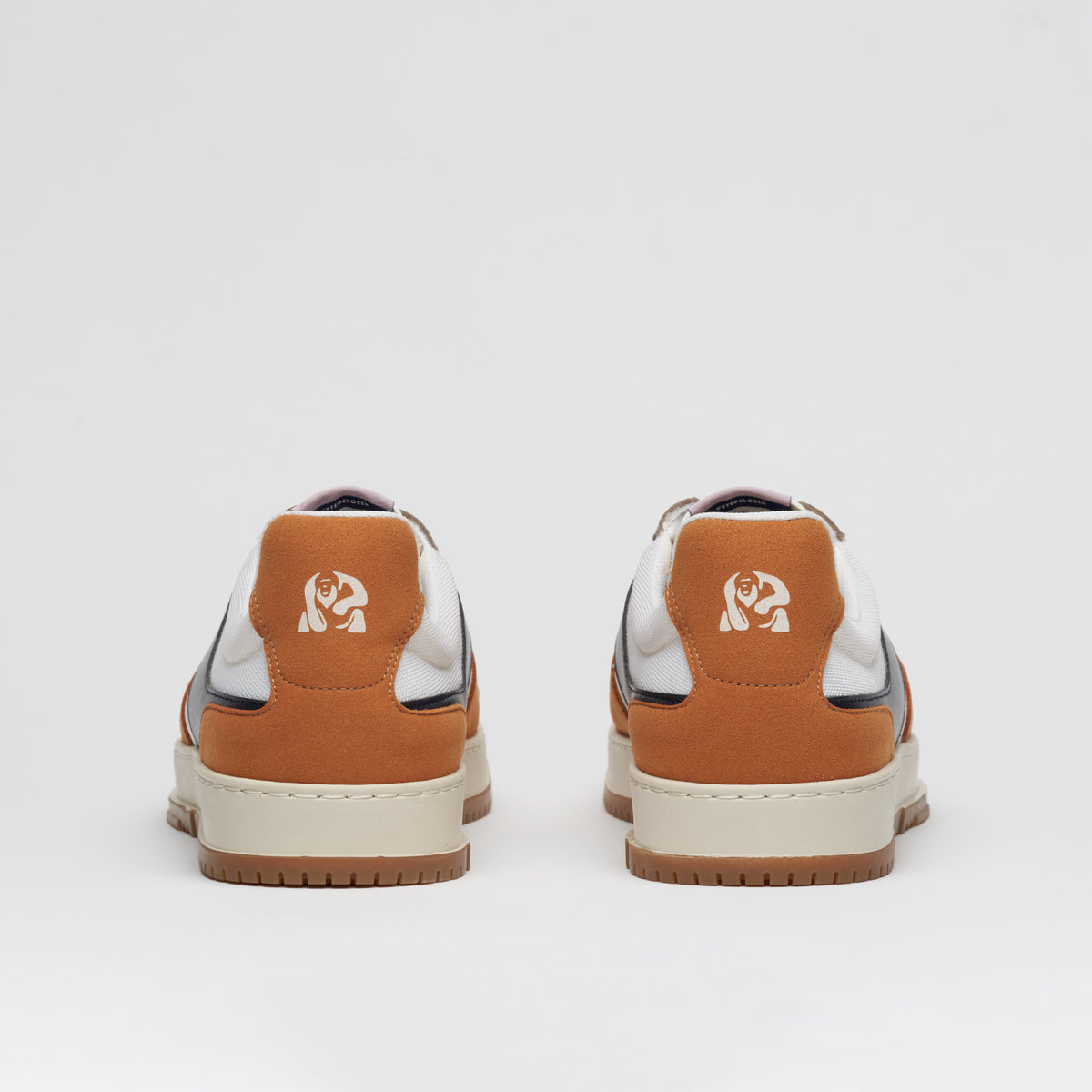 KIBOKO CORDURA® - AMBER - Urbane Sneaker, langlebig und verantwortungsbewusst, in Schwarz, Beige, Orange und Weiß, mit weißen Schnürsenkeln und brauner Sohle