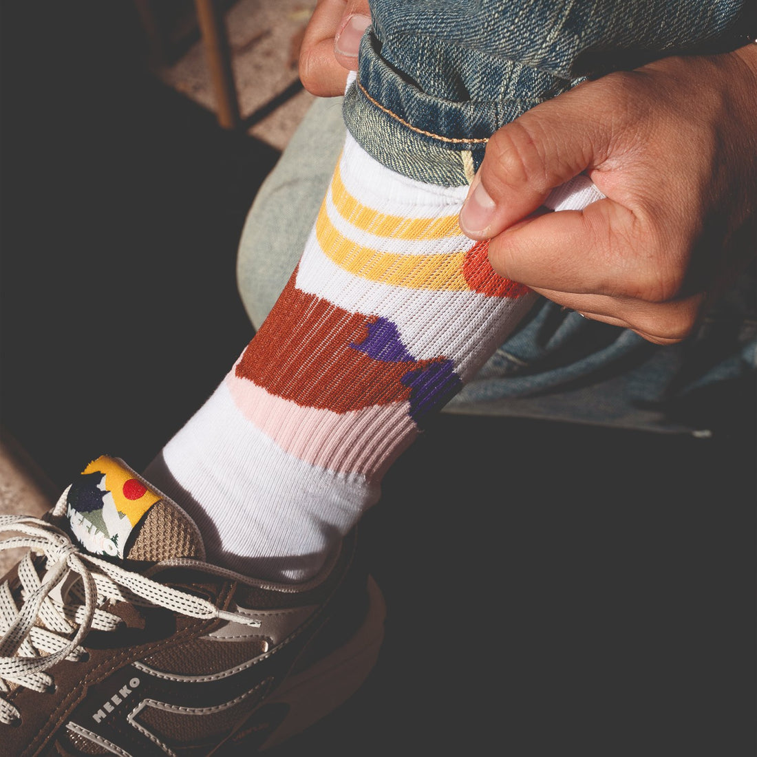 Chaussettes MEEKO motif CAPRA portées avec des baskets MEEKO