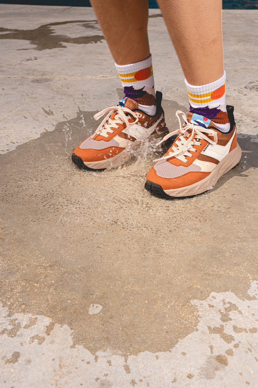 Chaussettes MEEKO motif CAPRA portées avec des baskets MEEKO