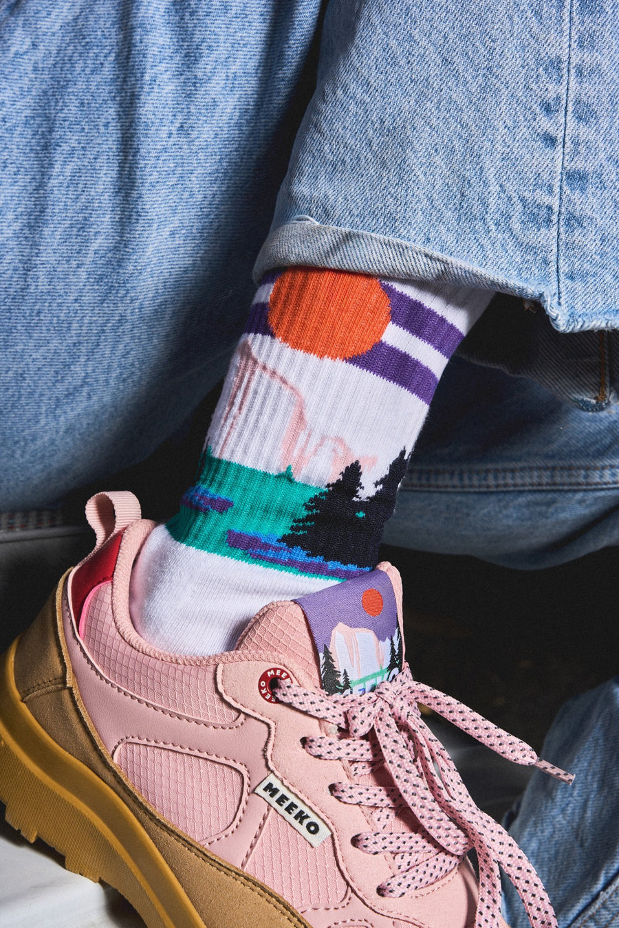 Chaussettes MEEKO motif NANUK portées avec des baskets NANUK