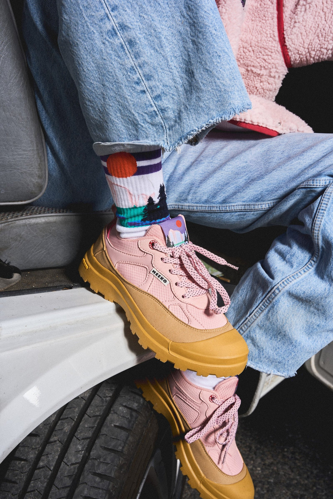 Chaussettes MEEKO motif NANUK portées avec des baskets NANUK