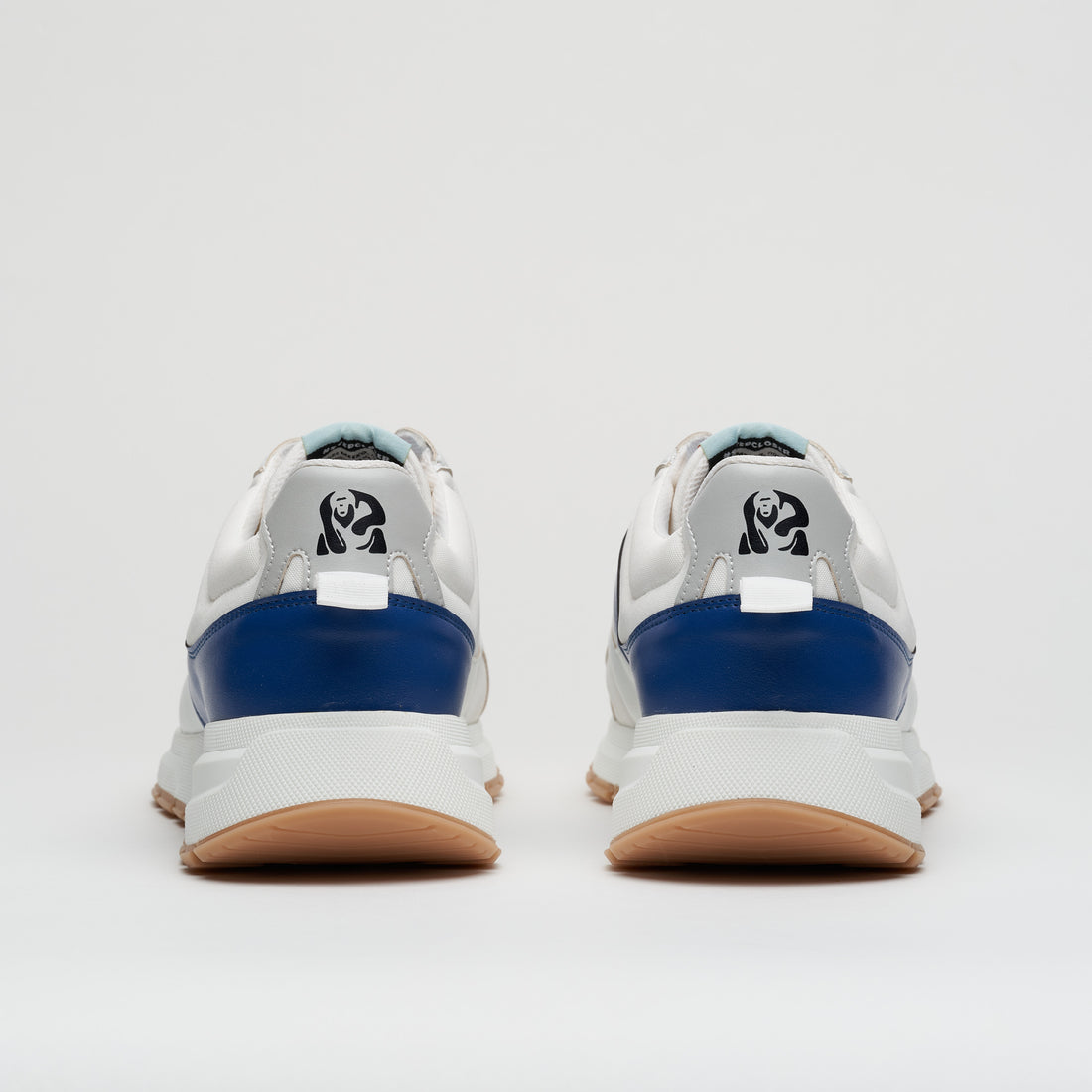 COCO PONGO - Kleinblau-Sneaker, langlebig und verantwortungsbewusst, in Weiß, Kleinblau und Grau, mit weißen Schnürsenkeln und braunen Sohlen