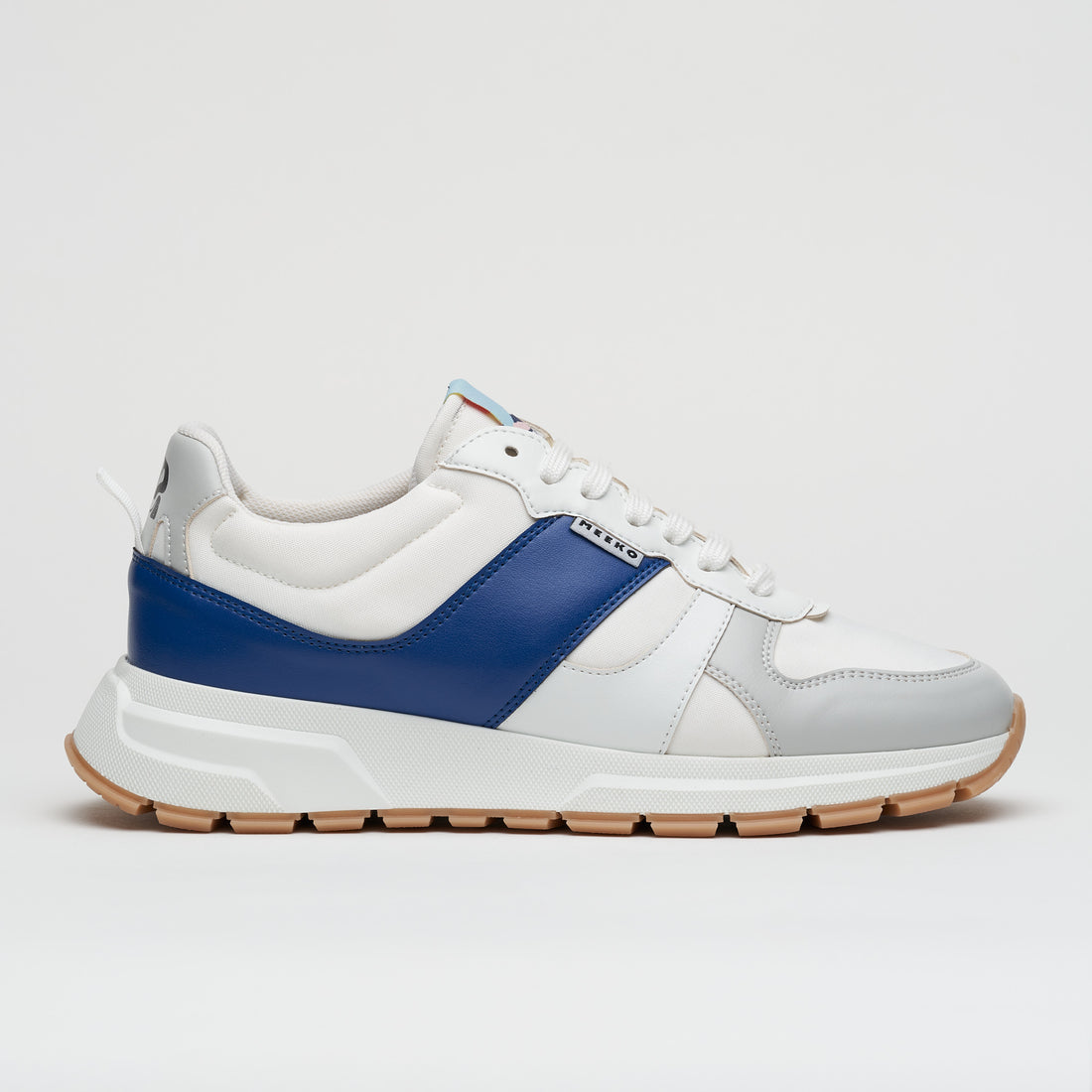 COCO PONGO - Kleinblau-Sneaker, langlebig und verantwortungsbewusst, in Weiß, Kleinblau und Grau, mit weißen Schnürsenkeln und braunen Sohlen